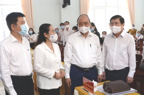 Chủ tịch nước Nguyễn Xuân Phúc tiếp xúc cử tri vận động bầu cử
