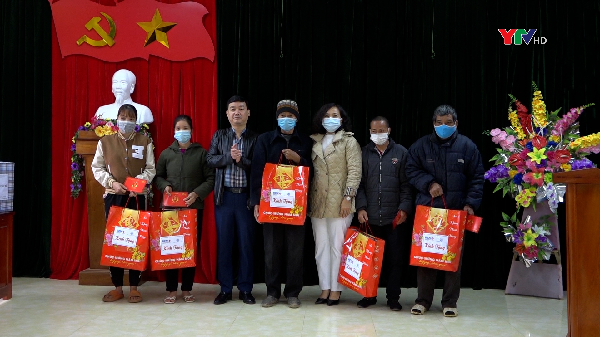 Hoạt động trao quà Tết cho các hộ nghèo có hoàn cảnh đặc biệt khó khăn tại huyện Văn Chấn