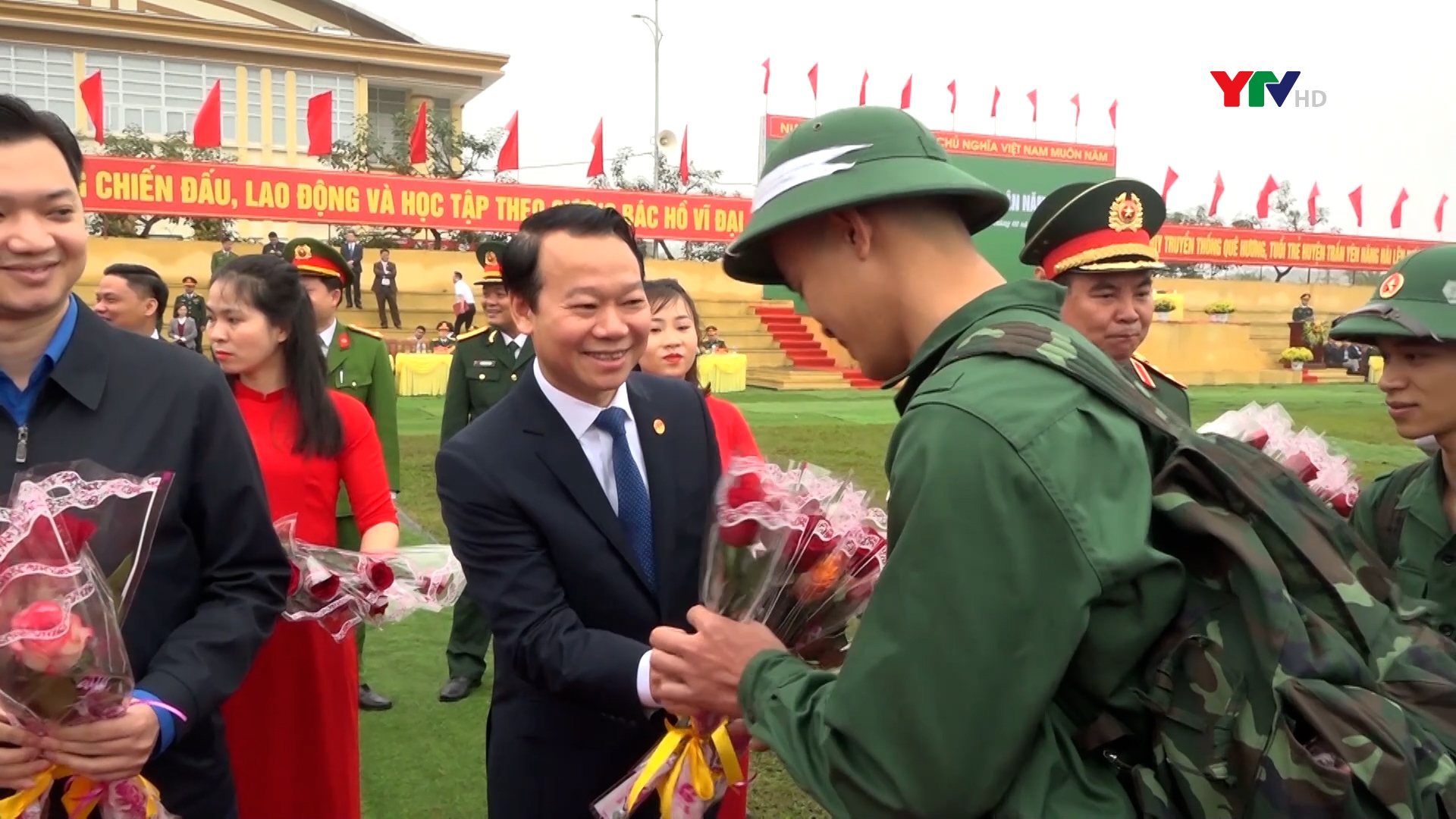 Đồng chí Bí thư Tỉnh ủy Đỗ Đức Duy dự Lễ giao nhận quân năm 2023 tại huyện Trấn Yên