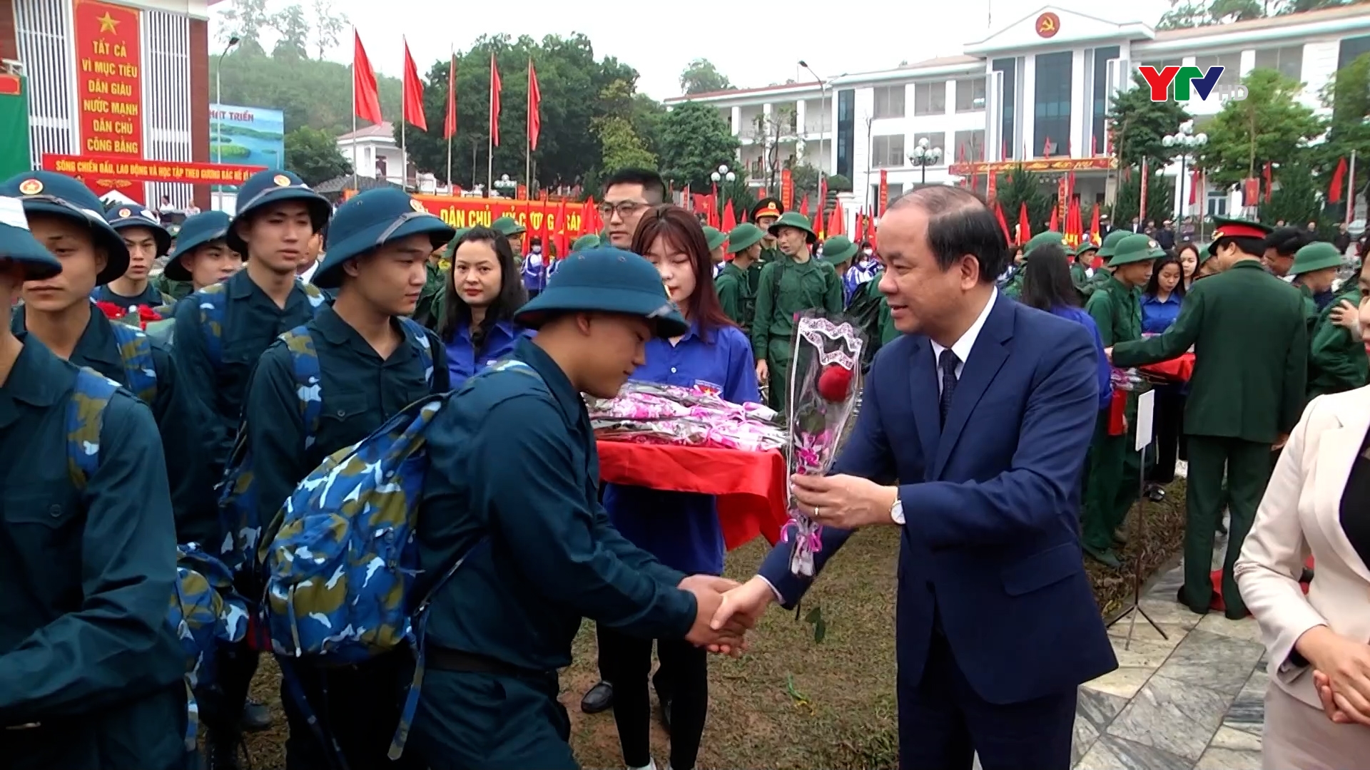 Đồng chí Phó Bí thư Thường trực Tỉnh ủy Tạ Văn Long dự Lễ giao nhận quân tại Yên Bình