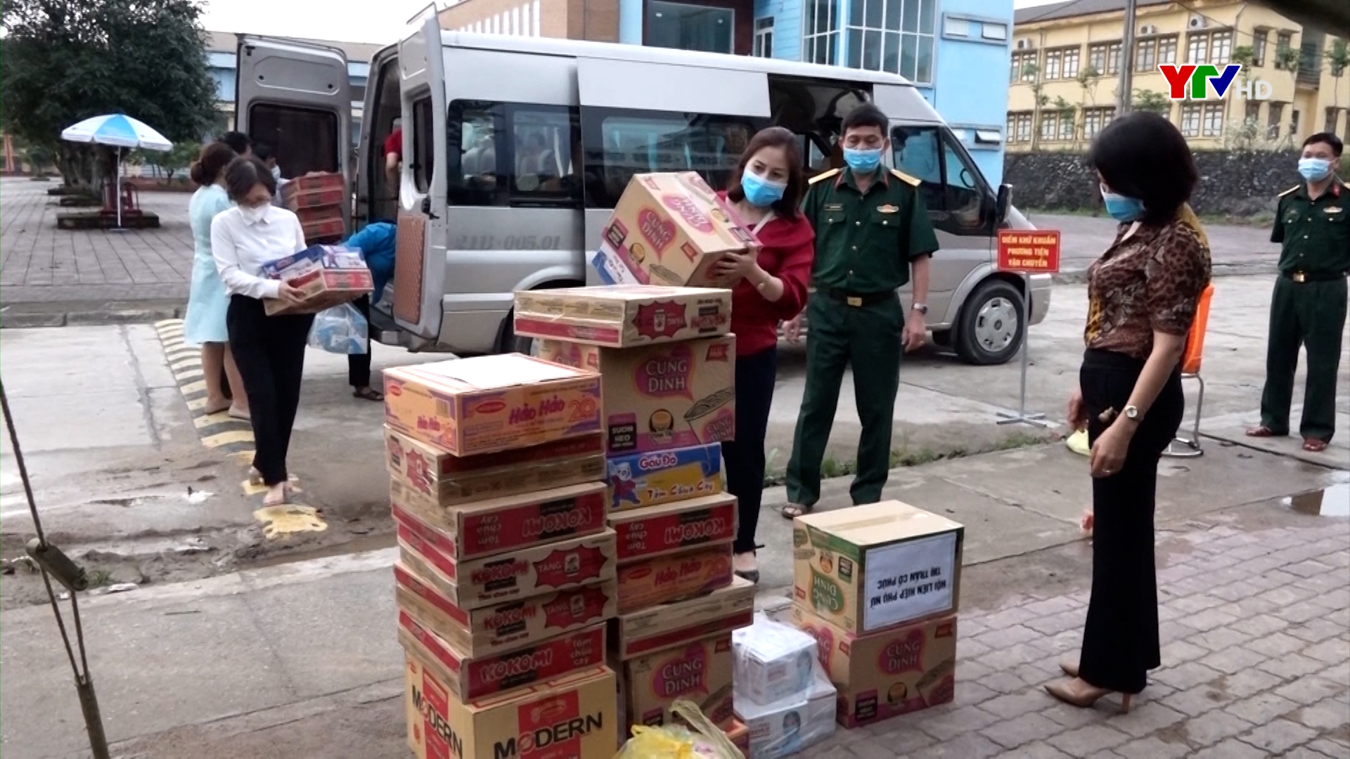 Huyện Trấn Yên quyên góp ủng hộ cho lực lượng tại các chốt kiểm dịch và người dân trong khu cách ly tập trung của tỉnh.