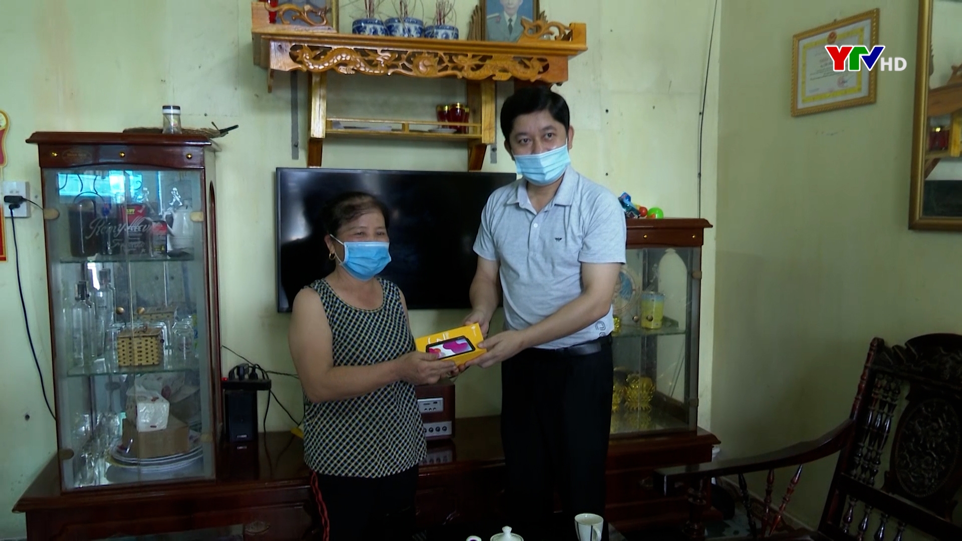 Thành phố Yên Bái trao tặng điện thoại thông minh cho Bí thư chi bộ, tổ trưởng thôn, tổ dân phố