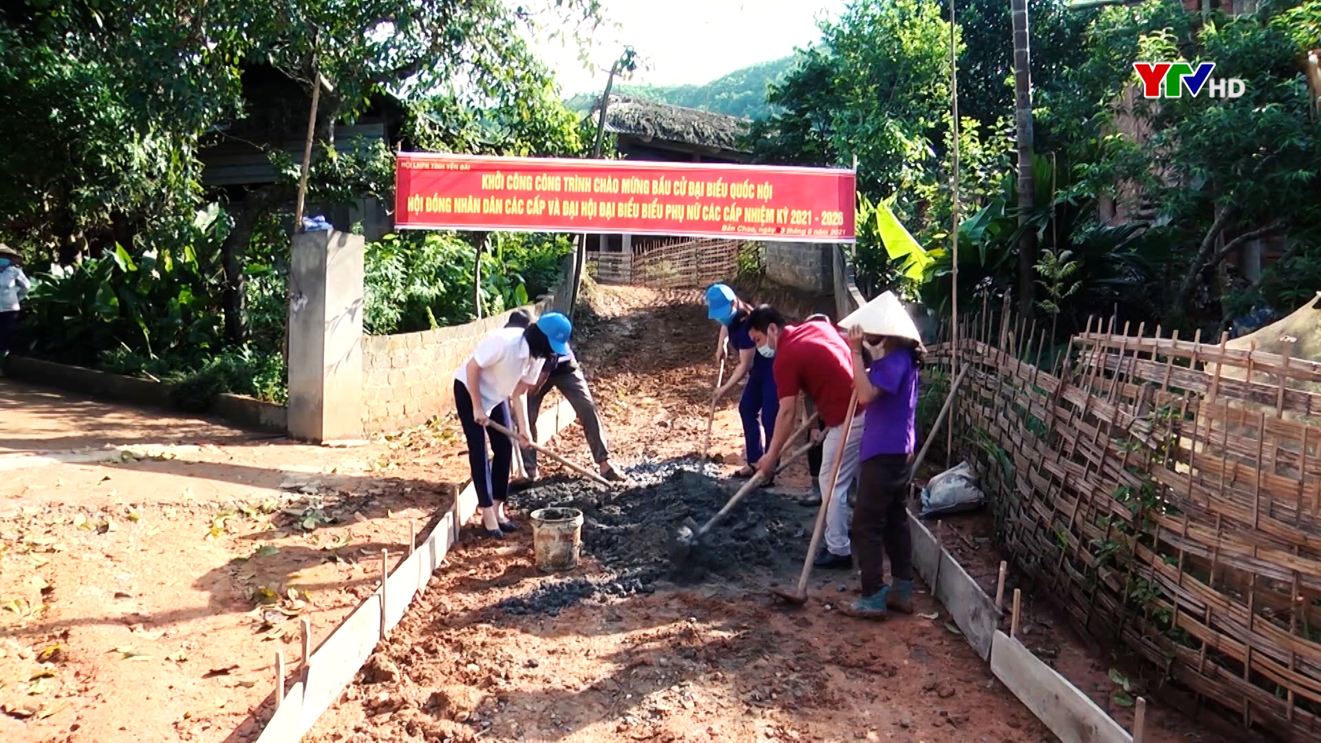 Hội LHPN tỉnh Yên Bái khởi công làm đường giao thông tại xã Việt Hồng, huyện Trấn Yên