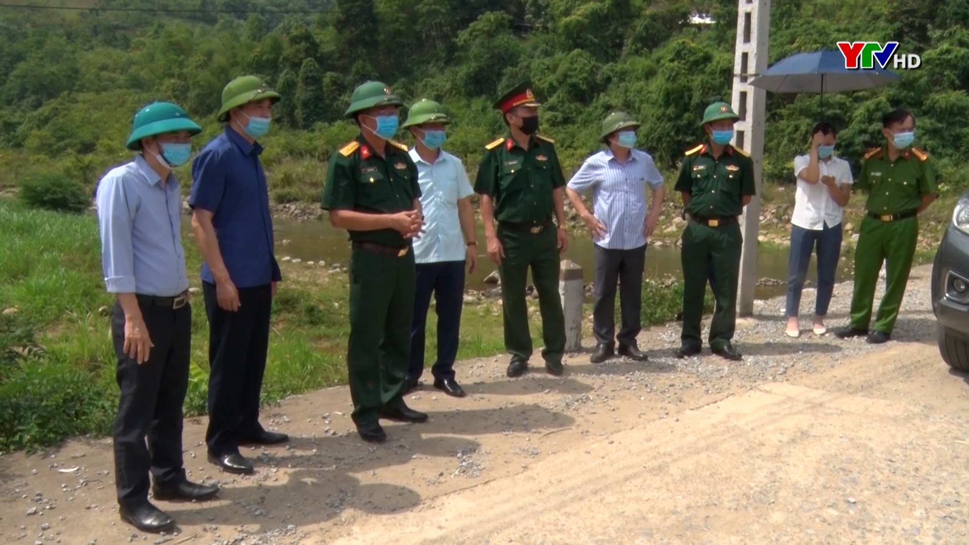 Đại tá Trần Công Ứng - Chỉ huy trưởng Bộ CHQS tỉnh kiểm tra công tác phòng chống thiên tai tại huyện Văn Chấn