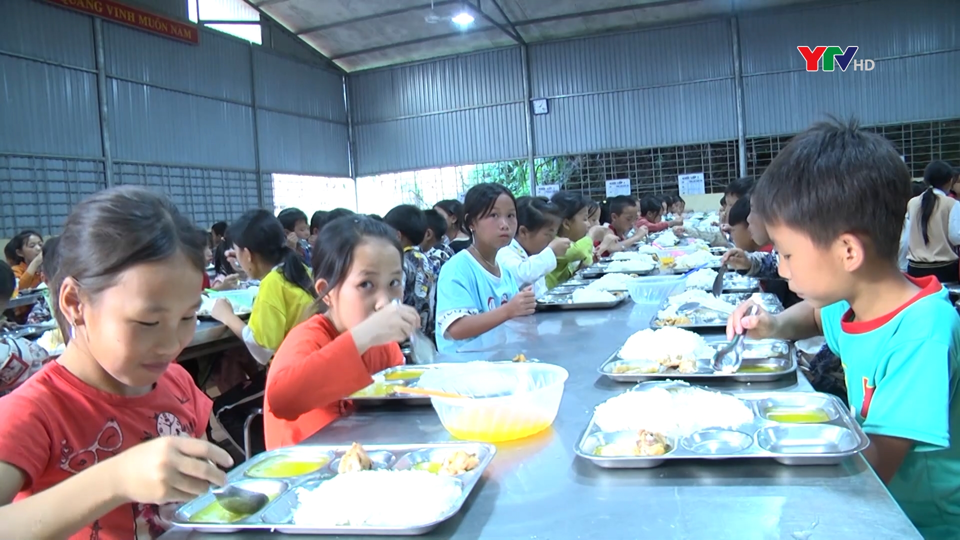 Đảm bảo an toàn vệ sinh thực phẩm bữa ăn bán trú cho học sinh huyện Trạm Tấu