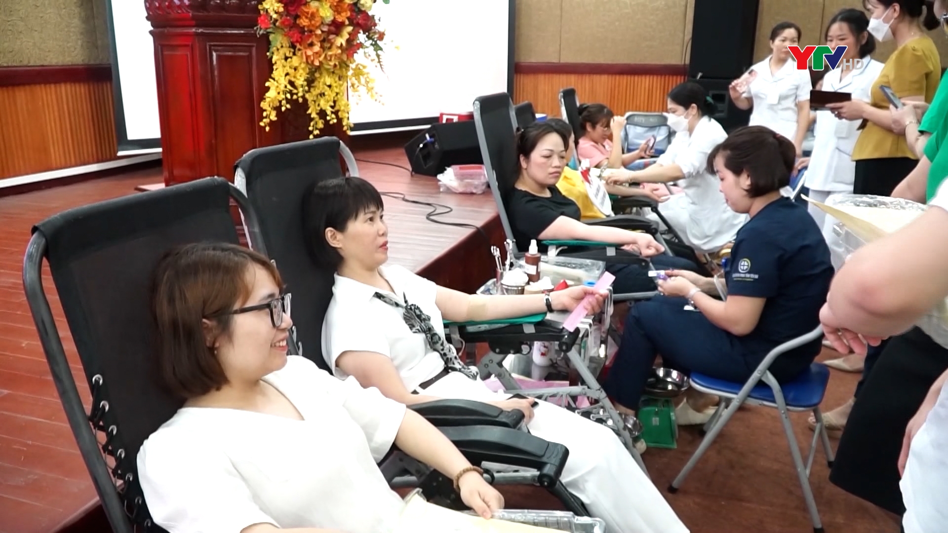 Gần 500 cán bộ ngành y tế Yên Bái tham gia hiến máu tình nguyện