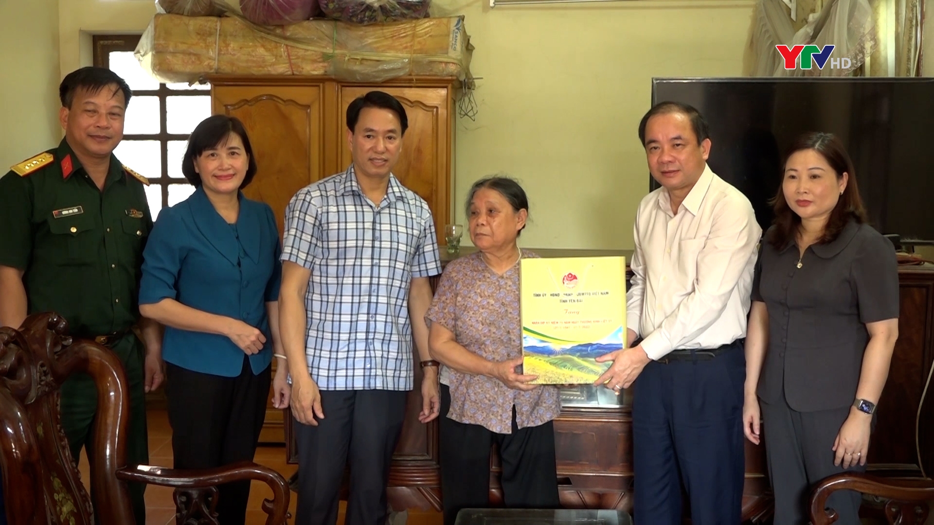 Đồng chí Phó Bí thư Thường trực Tỉnh ủy Tạ Văn Long tặng quà gia đình chính sách tại huyện Văn Yên