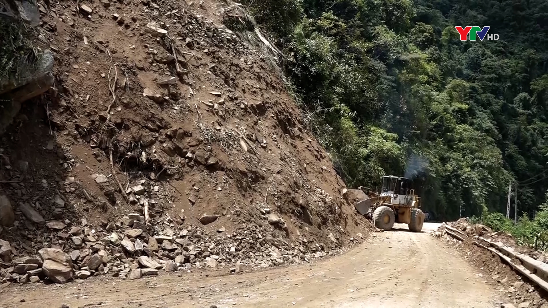 Khắc phục sạt lở đất đá gây ách tắc giao thông tại Quốc lộ 32, đoạn qua đèo Khau Phạ