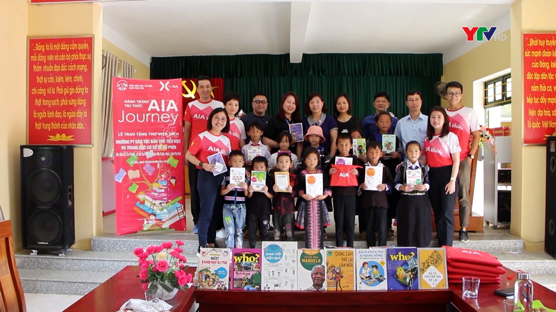 Công ty Bảo hiểm nhân thọ AIA Việt Nam trao tặng thư viện sách tại huyện Mù Cang Chải