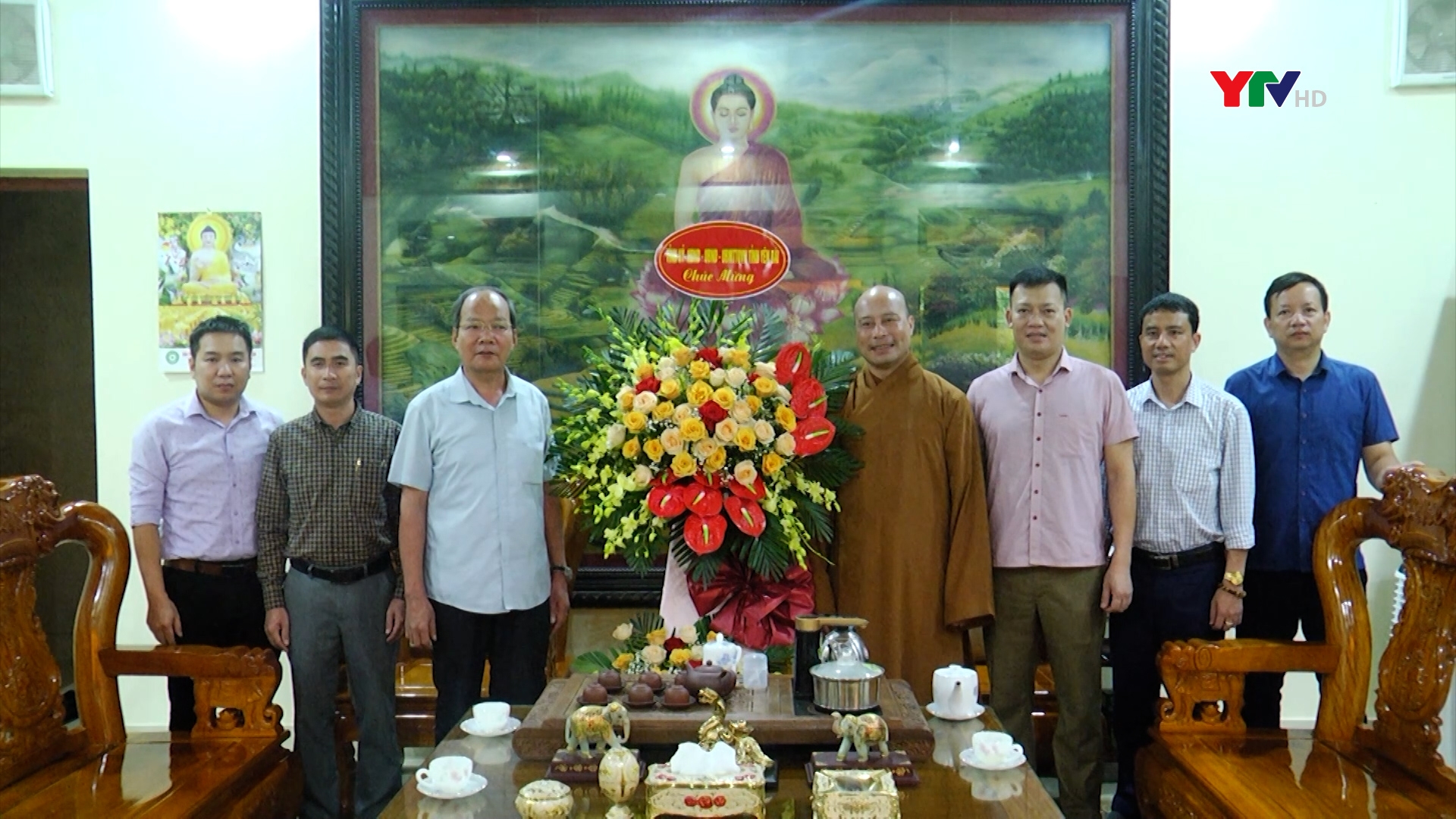 Đoàn công tác của tỉnh tặng quà Ban trị sự Giáo hội Phật giáo tỉnh nhân dịp lễ Vu Lan