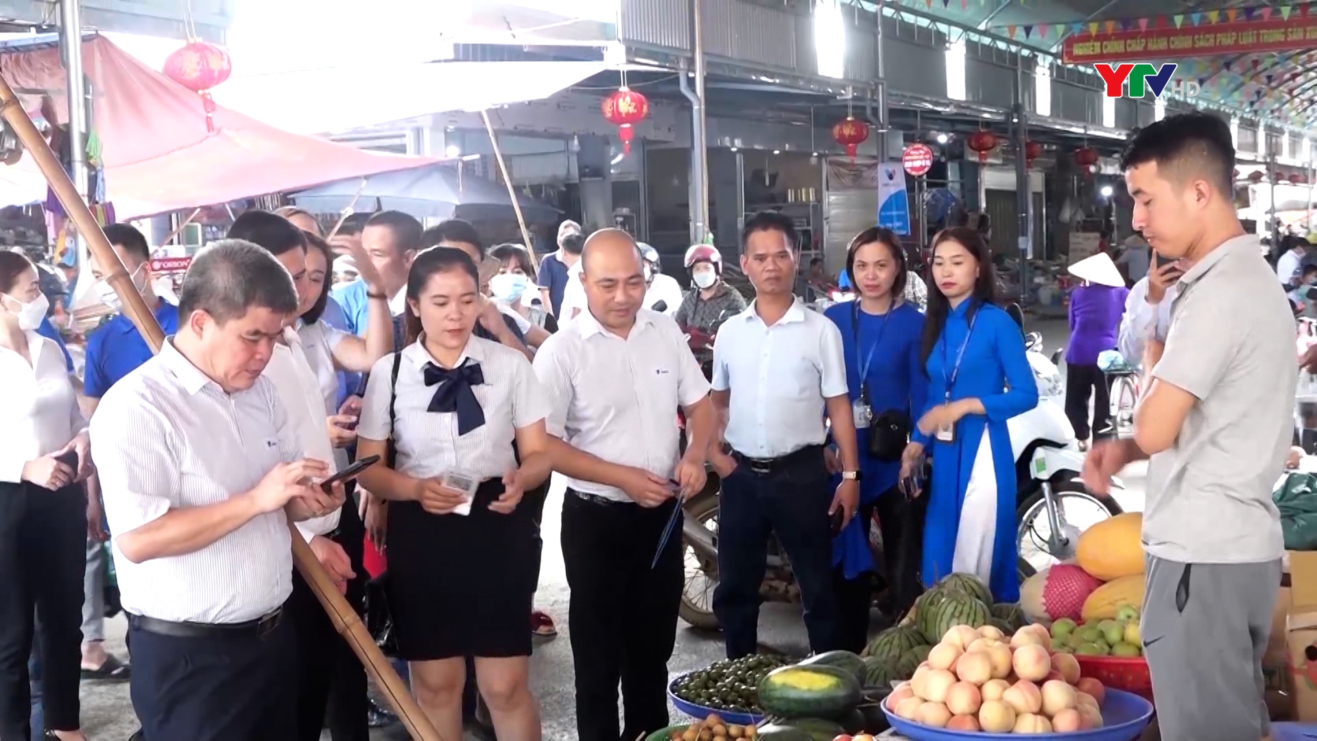 VNPT Miền Tây ra quân thiết lập các điểm chấp nhận thanh toán không dùng tiền mặt tại chợ Mường Lò