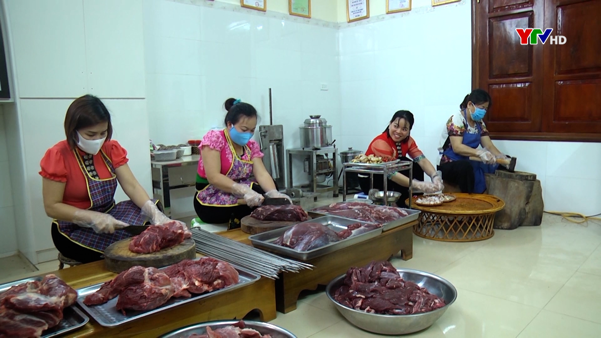 Chị Lưu Thị Thắm đam mê gìn giữ hương vị thịt hun khói Mường Lò