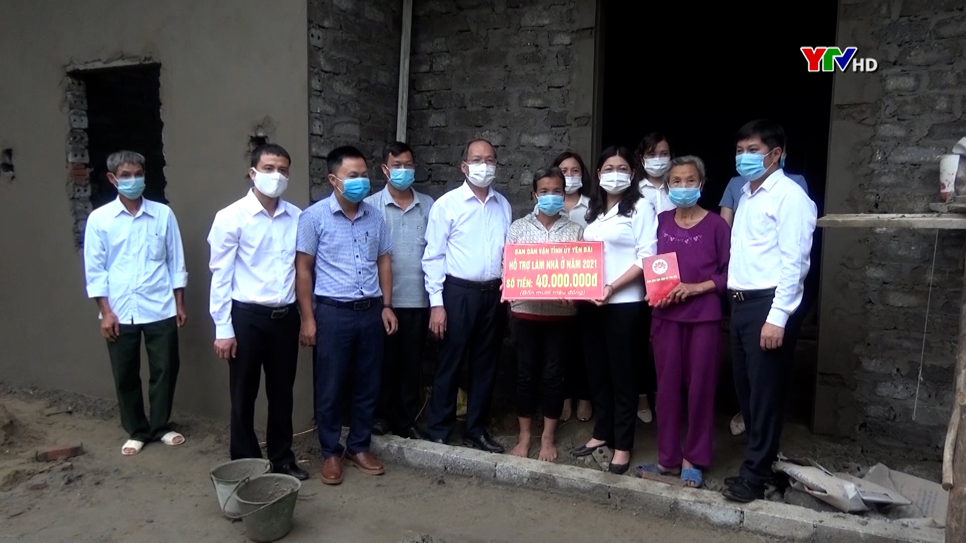 Đồng chí Hoàng Thị Vĩnh –Trưởng Ban Dân vận Tỉnh ủy cùng đoàn công tác trao tiền hỗ trợ làm nhà cho hộ nghèo