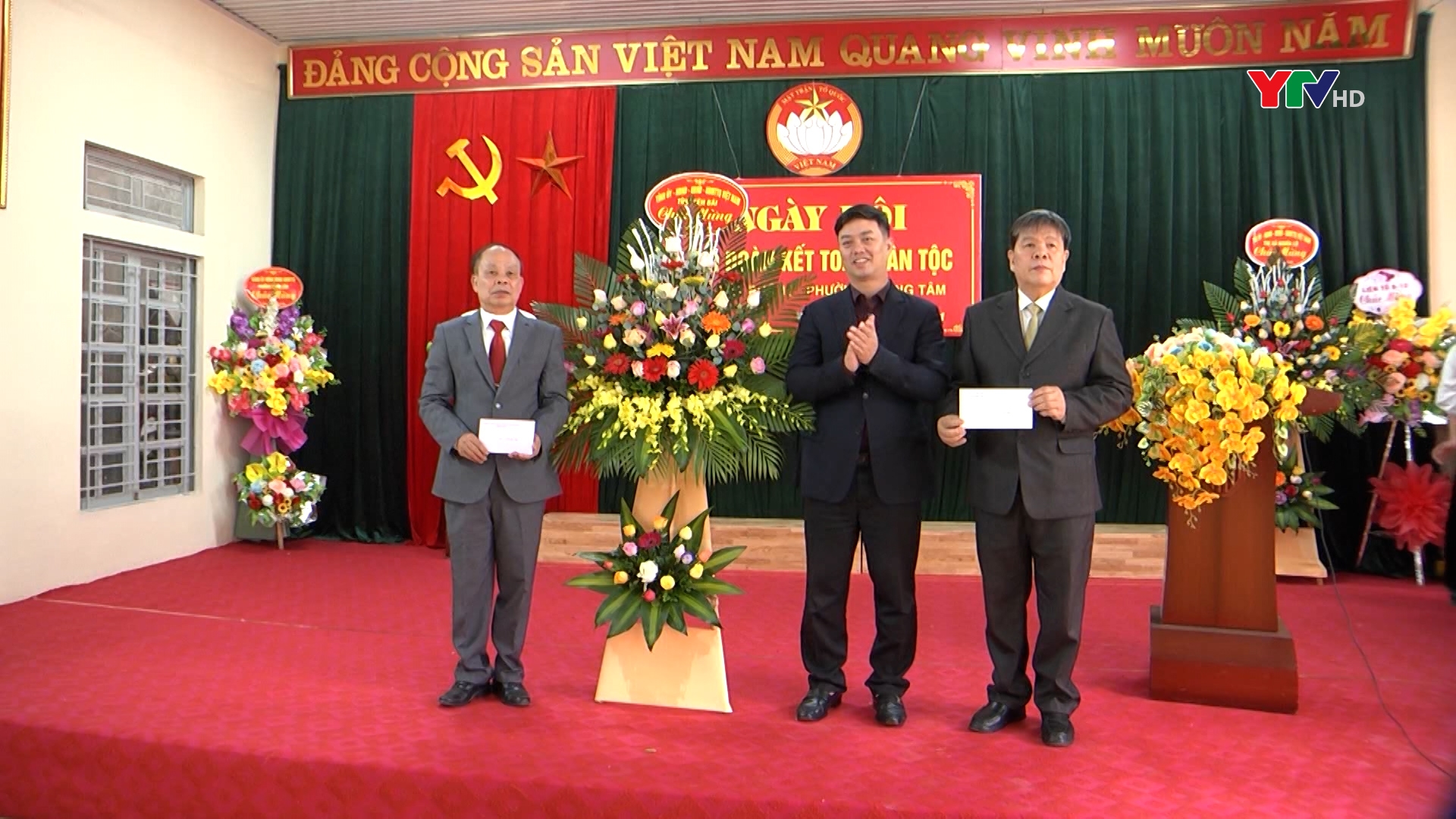 Đồng chí Nguyễn Minh Toàn - Chủ nhiệm Ủy ban Kiểm tra Tỉnh ủy dự Ngày hội Đại đoàn kết tại thị xã Nghĩa Lộ