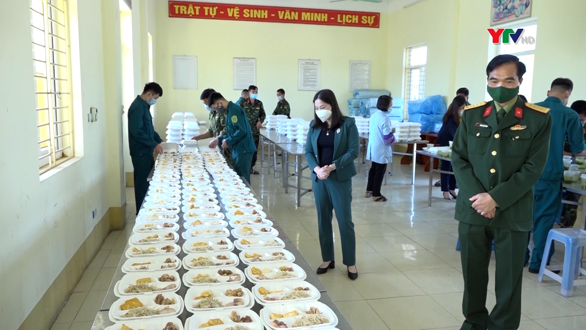 Đồng chí Vũ Thị Hiền Hạnh - Phó Chủ tịch UBND tỉnh kiểm tra các cơ sở cách ly tập trung và chợ dân sinh