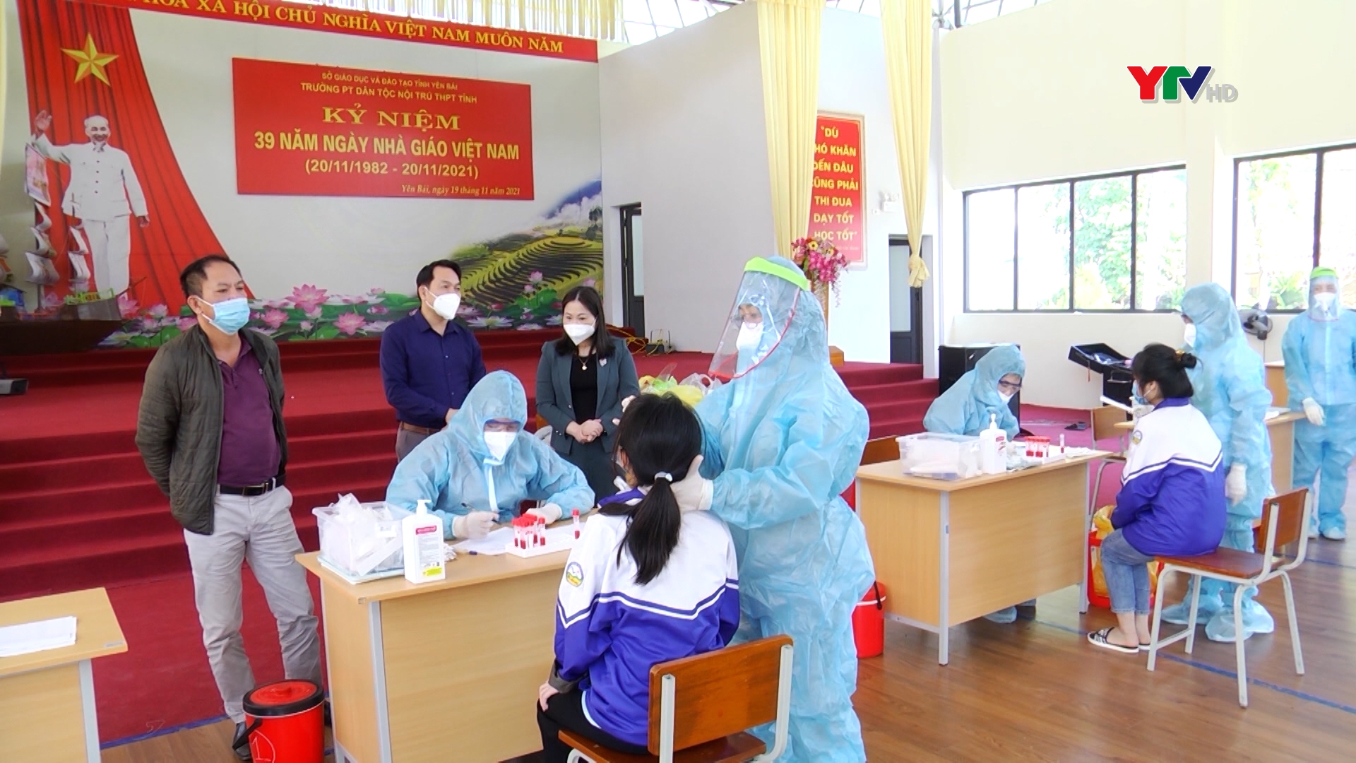 Đồng chí Vũ Thị Hiền Hạnh - Phó Chủ tịch UBND tỉnh kiểm tra công tác xét nghiệm tầm soát COVID - 19