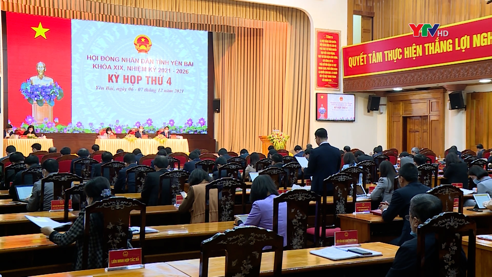 Các đại biểu thảo luận các giải pháp phát triển kinh tế - xã hội, phòng chống dịch bệnh COVID - 19